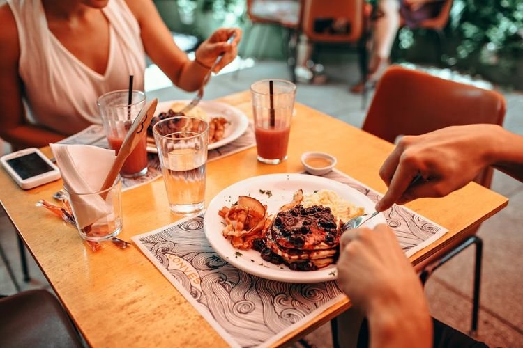 7 Tanda Karakter Seseorang yang Tak Pernah Mau Mencicipi Masakan Lokal saat Liburan, Kata Ahli Psikologi