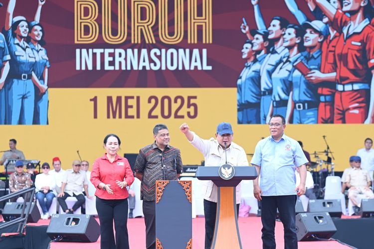 Momen Bersejarah Prabowo di May Day 2025: Tuntutan Ditulis, Kemeja Safari Dilempar sebagai Simbol Perubahan