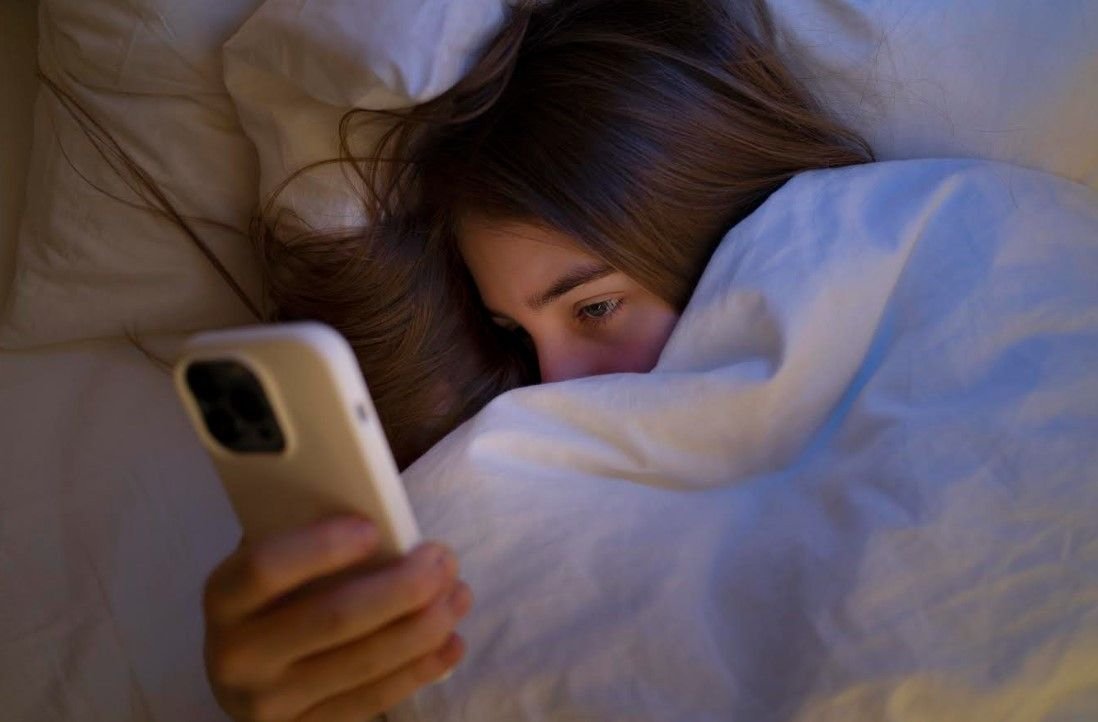 Terlalu Sering Gunakan HP Sebelum Tidur Bikin Sulit Tidur & Lelah, Ini Cara Mengatasinya